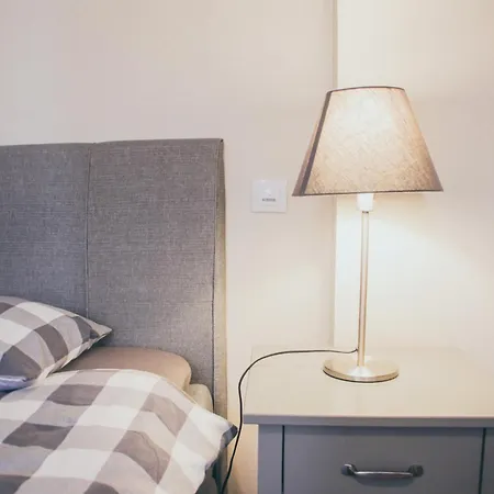 Luxury Renovated - 600 Mbit - 64 M2 - 65 Inch Tv شقة *